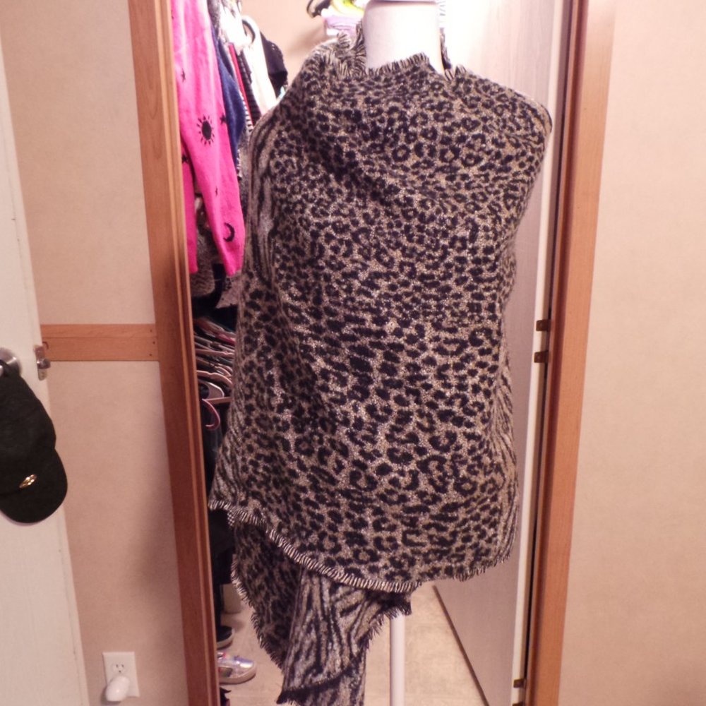 Michael Michael Kors Blanket Scarf/Wrap/Shawl - Picture 3 of 10